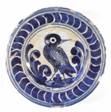Plat de ceràmica vidriada del segle XVII (Blau Català), localitzat al pou del pati de la Pia Almoina