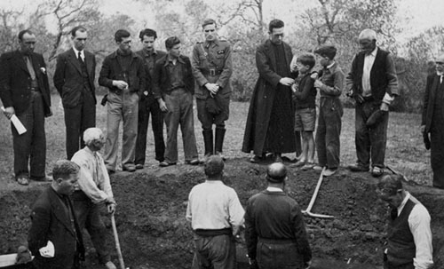 Exhumació dels morts de la Guerra Civil a Orriols. Abril 1939
