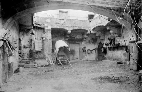 Pati del castell d'Orriols. 1911-1944
