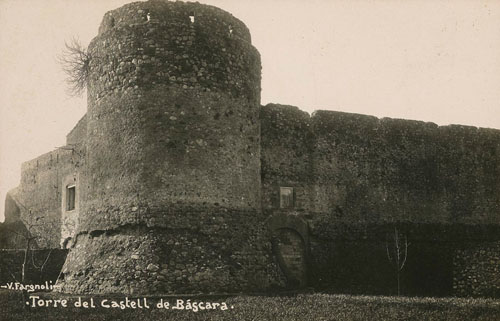 Detall d'una torre i un pany de mur del castell de Bàscara. 1911-1944