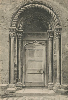 Vista de la porta lateral de l'església de Sant Vicenç de Besalú. 1901-1920