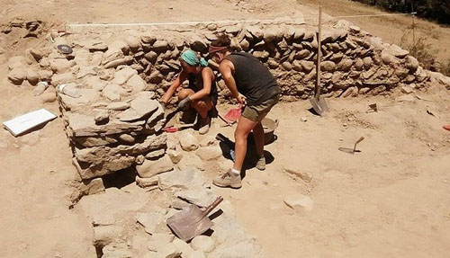 Jaciment Arqueològic del Castellot amb voluntaris de la Universitat Autònoma de Barcelona realitzant una campanya d'excavació