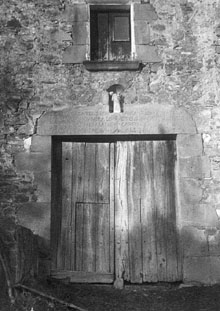 Antiga porta principal de Can Llopart amb inscripció a la llinda. Ca. 1927