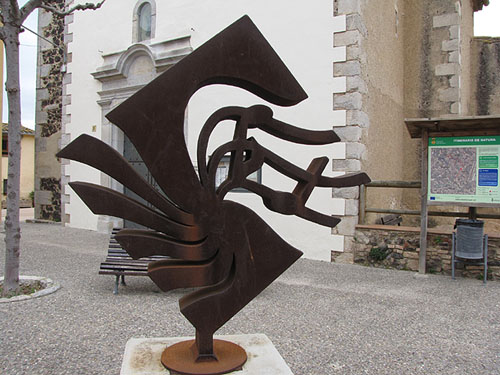 Escultura davant l'església de Salitja, en commemoració del 25è anniversari del Concurs de Cançó de Salitja, el 2003
