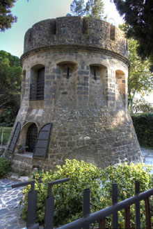 Torre dels Carlins, construïda a la segona meitat del segle XIX, pel 'Regimiento de Toledo'