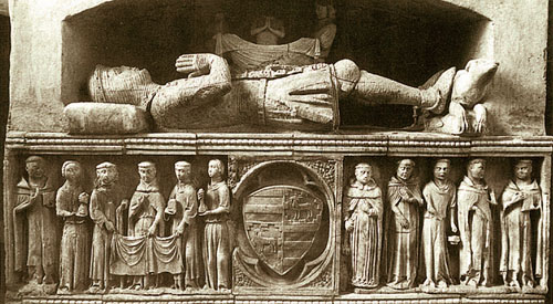 Tomba del comte Ponç Hug V, dit Malgaulí, fundador del convent de Sant Domènec. Actualment, a l'absis de la Catedral