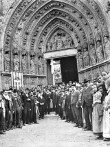 L'Orfeó Català a la portalada de la catedral de Castelló d'Empúries. 1899