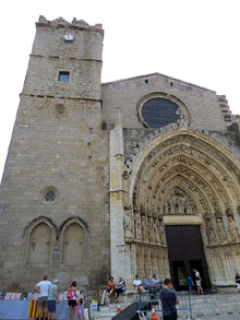 Campanar i portalada de la basílica de Castelló d'Empúries