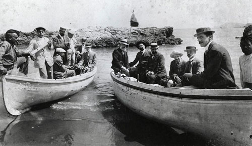 Dues barques, amb diverses personalitats civils i polítiques, davant del port romà d'Empúries. Entre ells s'identifica a Carles Rahola 1908-1909