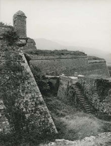 Detall de les muralles i el fossat del castell d'Hostalric