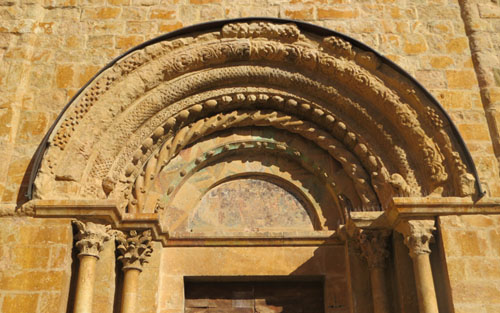 Porta d'entrada de Santa Maria de Lladó. Detall del timpà i les arquivoltes