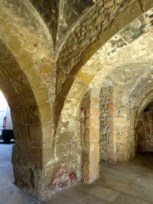 Passadís interior sota la casa prioral que accedeix a la plaça del priorat de Santa Maria de Lladó