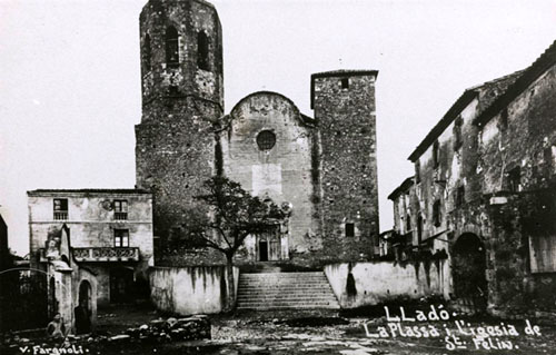 La plaça i l'església de Sant Feliu de Lladó. Vista de la façana de l'església i de la plaça del poble. 1911-1931