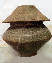 Urna cinerària decorada i tapadora. Necròpolis d'incineració de Can Bech de Baix. 1000-700 aC