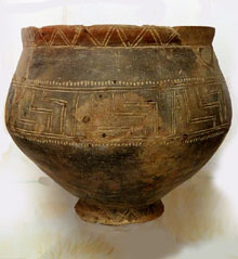 Urna cinerària decorada. Necròpolis d'incineració de Can Bech de Baix. 1000-700 aC