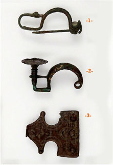 1 i 2. Fíbules, bronze. Empúries (L'Escala, Alt Empordà), segles V-III aC. 3. Sivella de cinturó, bronze. Empúries (L'Escala, Alt Empordà), segles IV-III aC