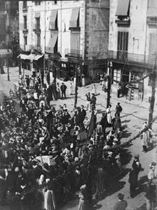Persones jugant a la cucanya a la plaça Major d'Olot per la festa major. 1888-1910
