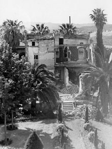 Efectes dels bombardeigs a la casa de Pau Matas. Limmoble estava situat entre el carrer Nou i lavinguda Onze de Setembre. 1939-1940