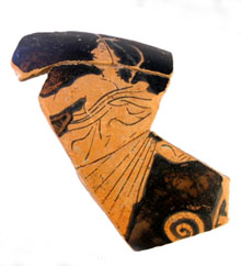 Fragment de kylix de Mas Castell. Ceràmica àtica de figures roges datat del V aC, provinent de la regió dAtenes