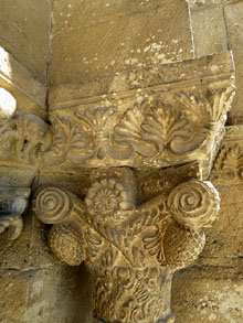 Detall de la portalada de l'església de Santa Maria de Porqueres