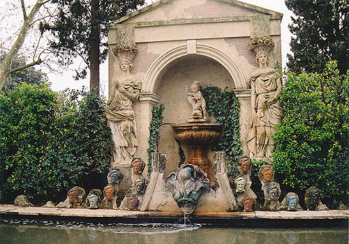 Font del jardí del castell de Púbol decorada amb busts del compositor Richard Wagner