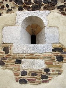 Detall de la façana de l'església de Salitja