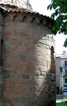Absis de l'església de Sant Pol. Al fons, estàtuta del comte Arnau, a la plaça d'Anselm Clavé