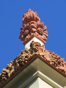 Detall de la façana de l'edifici de la Llar de Pensionistes i Jubilats de Santa Coloma de Farners