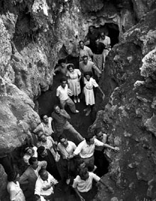 Visita a la Cova del Reclau Viver de Serinyà del primer curs de Prehistòria i Arqueologia d'Empúries. 1947