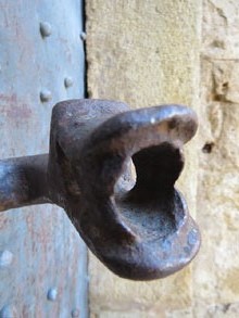 Detall de la porta de l'església de Sant Andreu de Serinyà