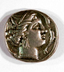 Dracma de plata encunyada a Empú,ries. Mitjan segle III aC. Localitzada a l'entrada de la cova del Reclau Viver