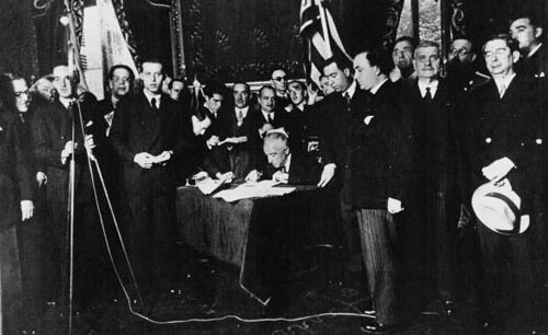 Signatura de l'Estatut d'Autonomia (Estatut de Núria) pel President de la República Niceto Alcalà Zamora a Donosti, setembre de 1932