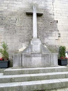 Façana de l'església de Sant Feliu de Pallerols. Creu dedicada als caiguts del poble durant la Guerra Civil 1936-1939