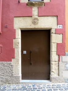 Porta d'un edifici de Sant Feliu de Pallerols