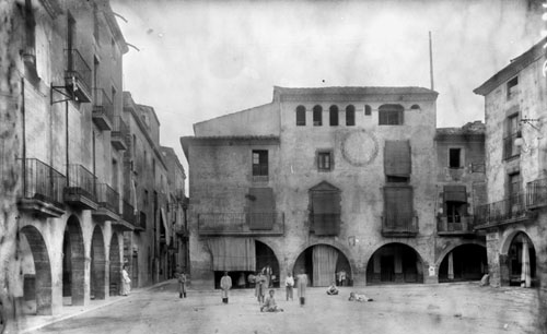 Nens jugant a la plaça Major de Torroella de Montgrí. 1890-1900