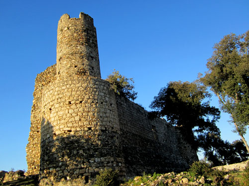 Una de les torres del castell de Sant Iscle