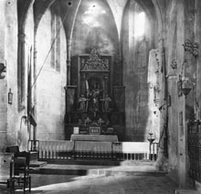 Altar lateral i panteó del monestir de Vilabertran
