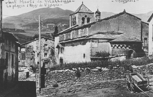 Vista parcial de Sant Martí de Vilallonga de Ter. S'observa l'absis de l'església en primer terme. 1911