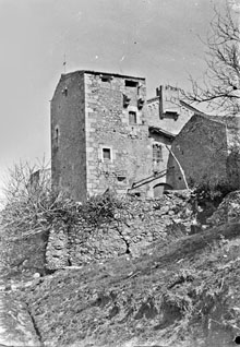 Mas Bosc, amb una torre de defensa convertida en capella i un matacà defensiu. 1925