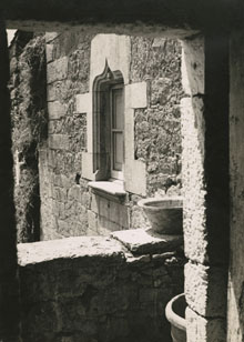 Vista d'un finestral des de l'interior del mas Serra, al veïnat de Tres Cases. 1925
