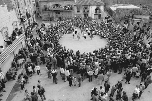 Festa de l'Arbre de Maig i Ball del Cornut a Cornellà de Terri. 1983