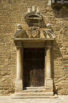 Porta principal del castell de la Bisbal d'Empordà