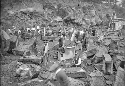 Picapedrers treballant a la Pedrera de basalt de Castellfollit de la Roca. 1918