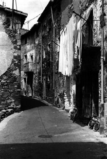Carrer del barri antic de Castellfollit de la Roca. 1986