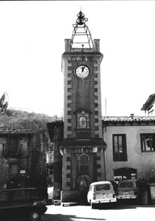Plaça de Sant Roc amb la Torre i l'edifici de la Fonda Cala Paula de Castellfollit de la Roca. 1988