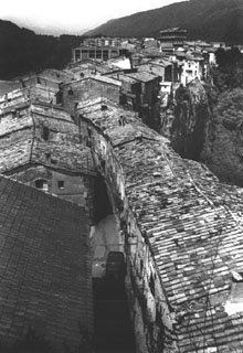Cases penjant damunt de la cinglera basàltica de Castellfollit de la Roca. 1996
