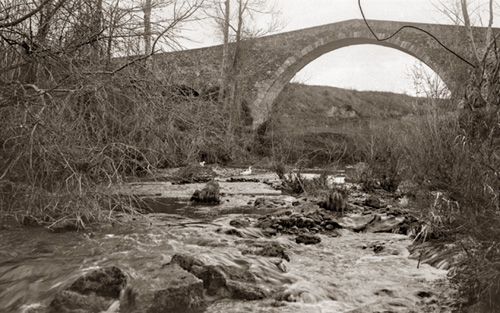 Pont medieval sobre el riu Terri a Sant Andreu del Terri. 1918