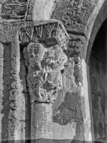 Detall d'un capitell de la porta de l'església de Sant Julià i Santa Bassilissa de Corts. 1925