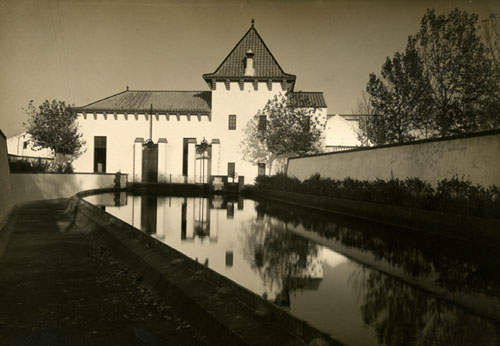 Maquinària de la central hidroelèctrica i el salt d'aigua d'Arenys d'Empordà. 1920