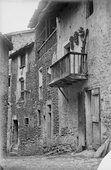 Habitatge amb balconades de fusta en un carrer de Gombrèn